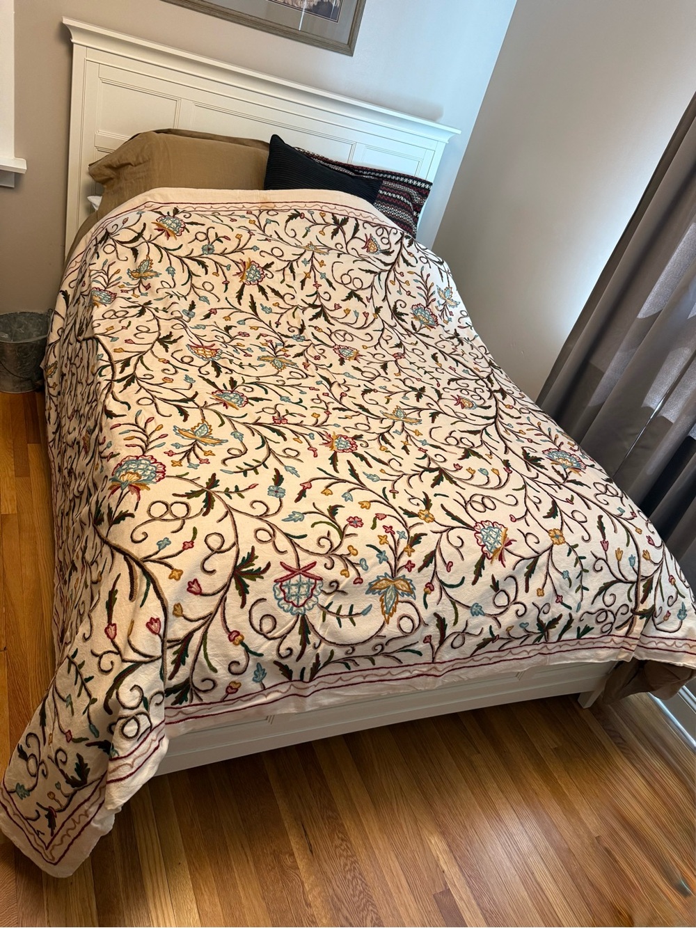 Vintage King Kashmiri Crewel Bedspread Hand Embroidered Pasttimes Cream 106x90